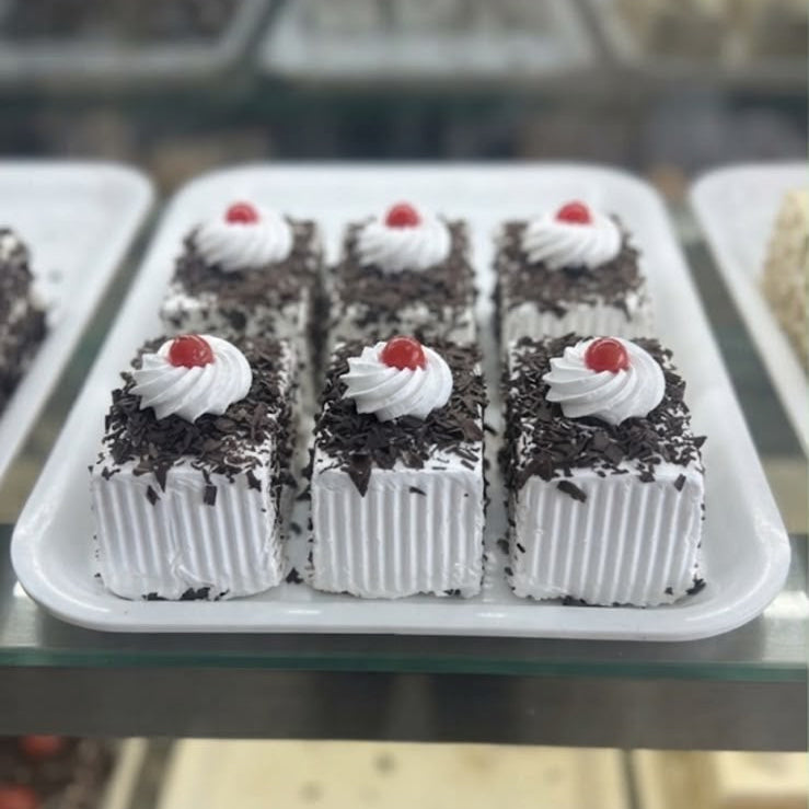 Black forest pastry (6 pieces per box)